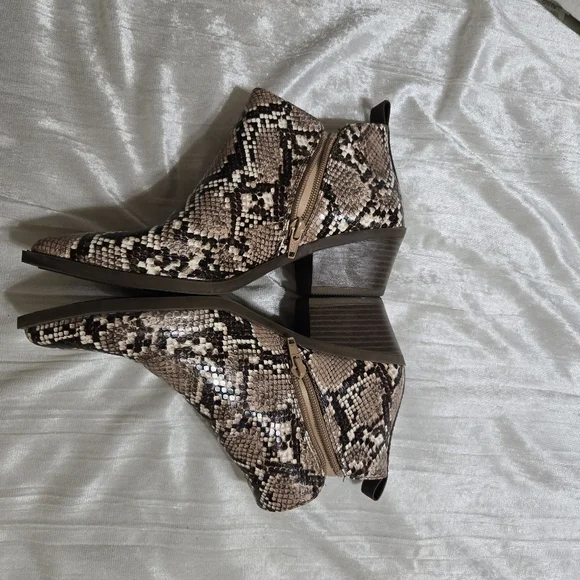 Snakeskin Ankle Boots By Time And Tru Size 7 1/2 EUC - Picture 7 of 8